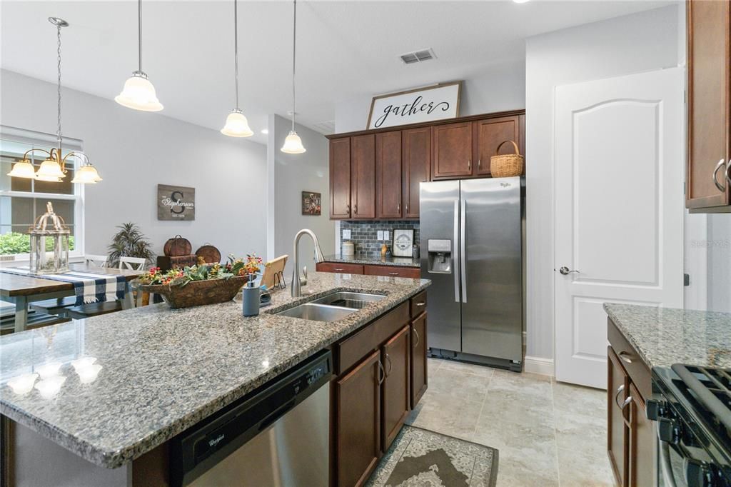 For Sale: $300,000 (2 beds, 2 baths, 1351 Square Feet)