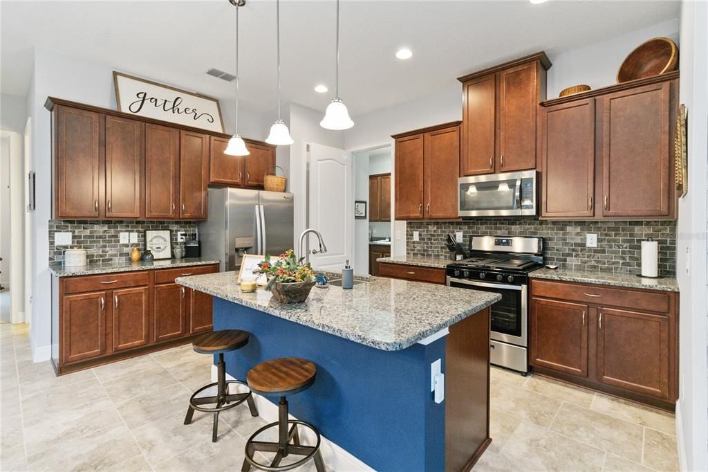 For Sale: $300,000 (2 beds, 2 baths, 1351 Square Feet)