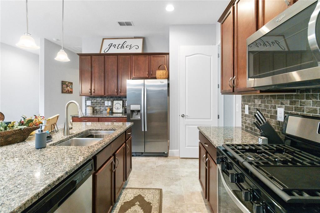 For Sale: $300,000 (2 beds, 2 baths, 1351 Square Feet)