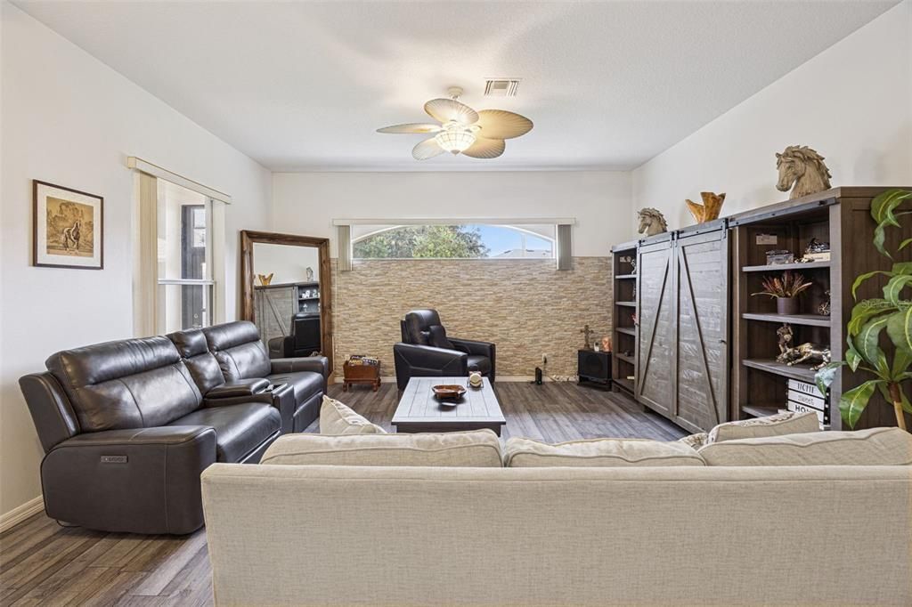 En Venta: $460,000 (4 camas, 2 baños, 3136 Pies cuadrados)