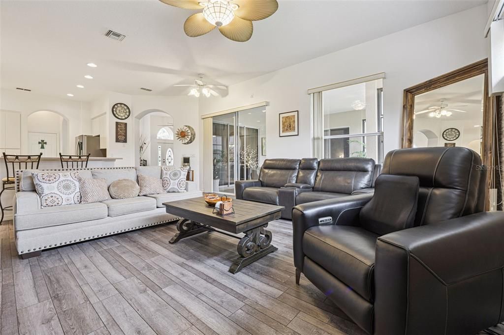 En Venta: $460,000 (4 camas, 2 baños, 3136 Pies cuadrados)