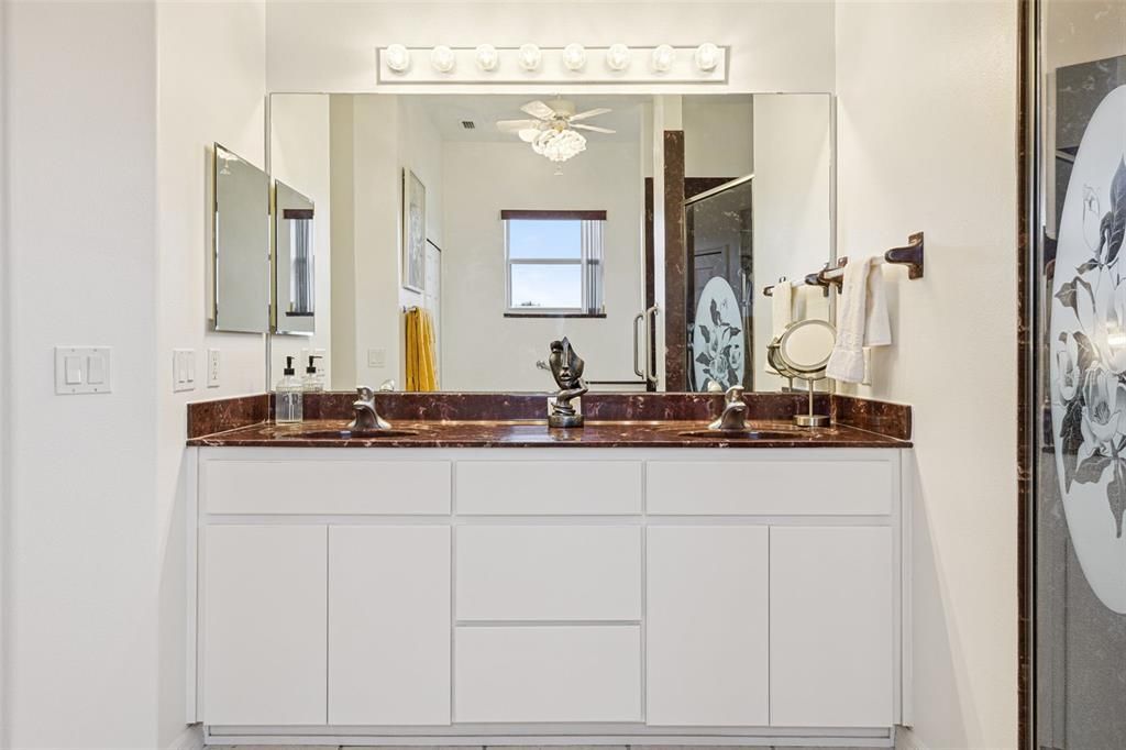 En Venta: $460,000 (4 camas, 2 baños, 3136 Pies cuadrados)