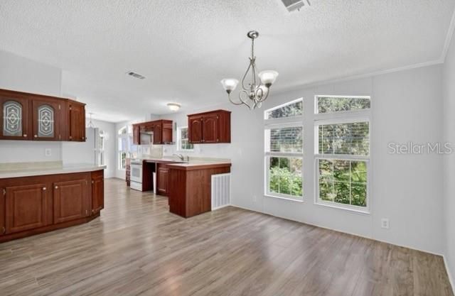 For Sale: $220,998 (3 beds, 2 baths, 1296 Square Feet)