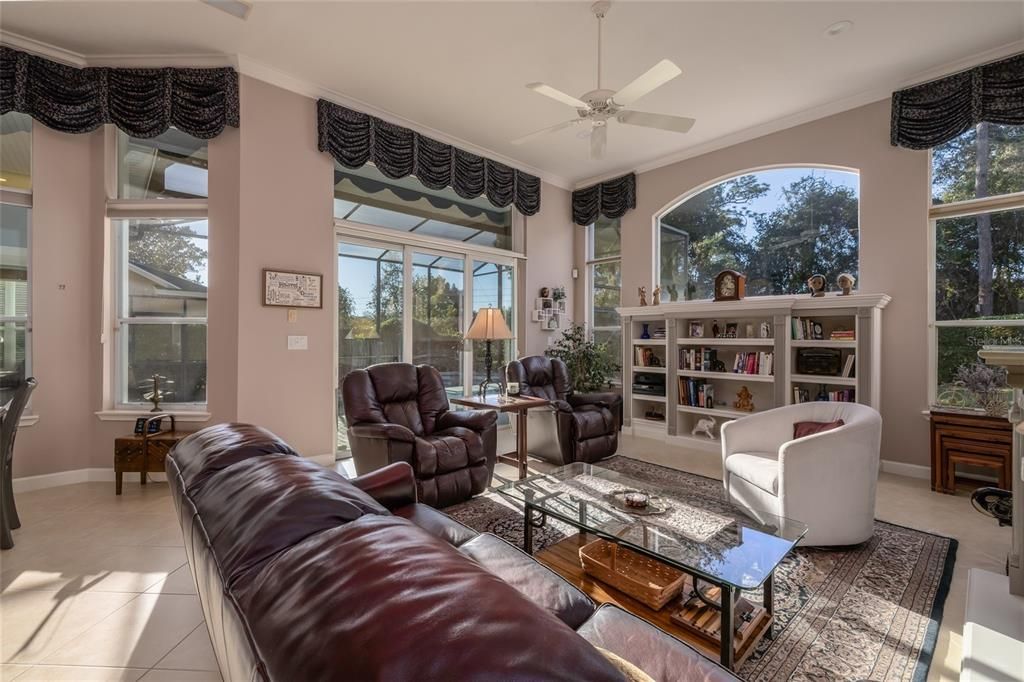 En Venta: $575,000 (4 camas, 3 baños, 2656 Pies cuadrados)