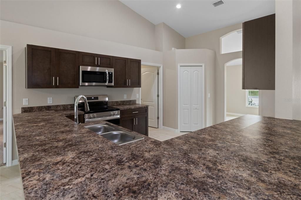 En Venta: $374,900 (4 camas, 2 baños, 2120 Pies cuadrados)