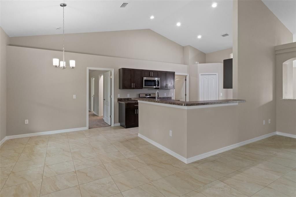 En Venta: $374,900 (4 camas, 2 baños, 2120 Pies cuadrados)