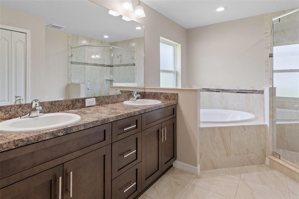 En Venta: $374,900 (4 camas, 2 baños, 2120 Pies cuadrados)