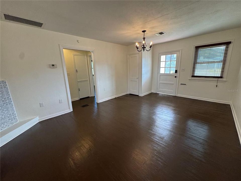For Rent: $1,900 (3 beds, 2 baths, 1156 Square Feet)