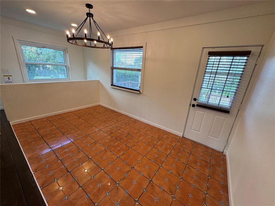 For Rent: $1,900 (3 beds, 2 baths, 1156 Square Feet)