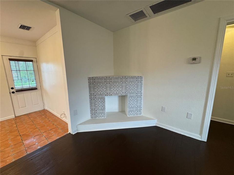 For Rent: $1,900 (3 beds, 2 baths, 1156 Square Feet)