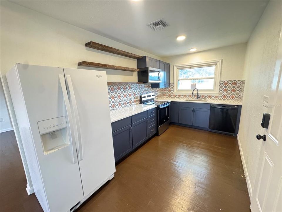 For Rent: $1,900 (3 beds, 2 baths, 1156 Square Feet)
