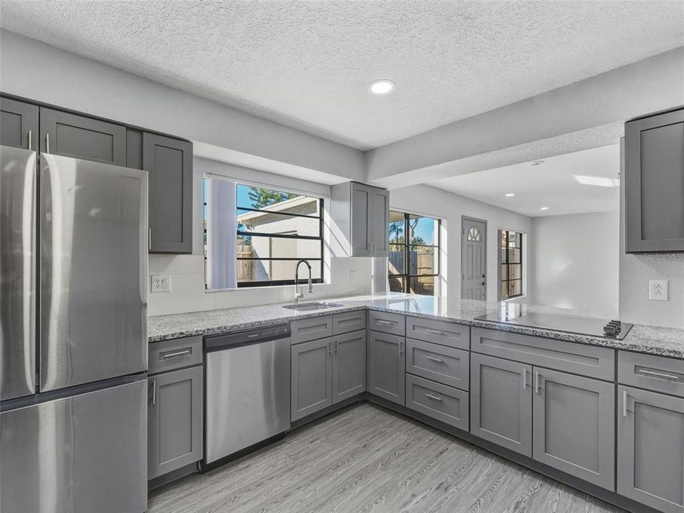 На продажу: $310,000 (2 спален, 1 ванн, 891 Квадратных фут)