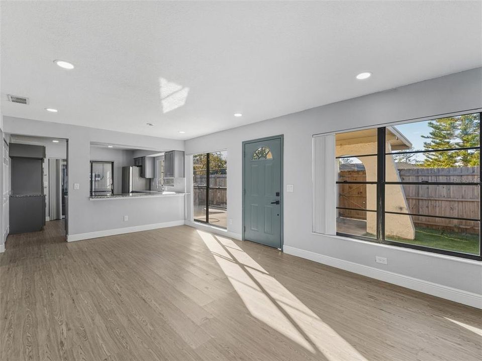 На продажу: $310,000 (2 спален, 1 ванн, 891 Квадратных фут)