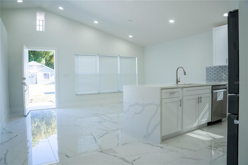 На продажу: $295,000 (2 спален, 1 ванн, 840 Квадратных фут)