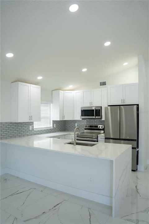 На продажу: $295,000 (2 спален, 1 ванн, 840 Квадратных фут)