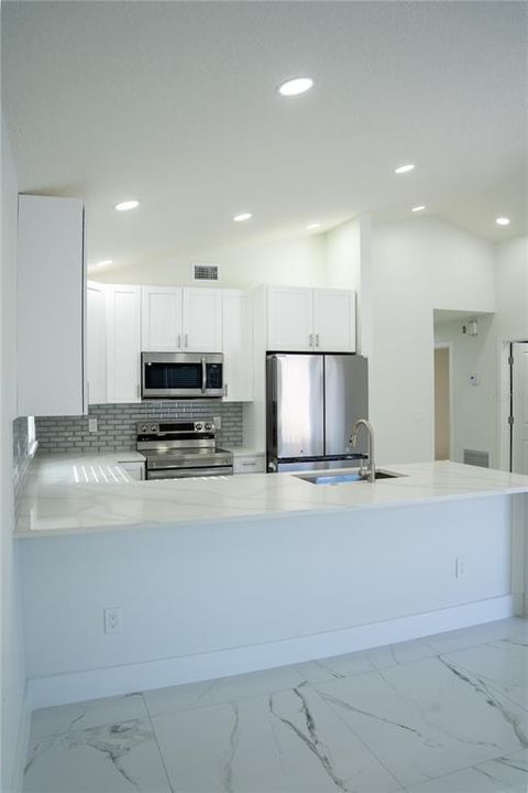 На продажу: $295,000 (2 спален, 1 ванн, 840 Квадратных фут)