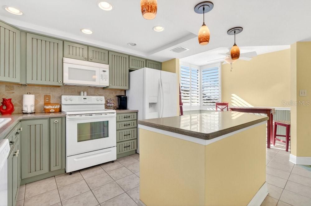 For Sale: $399,000 (2 beds, 2 baths, 1250 Square Feet)