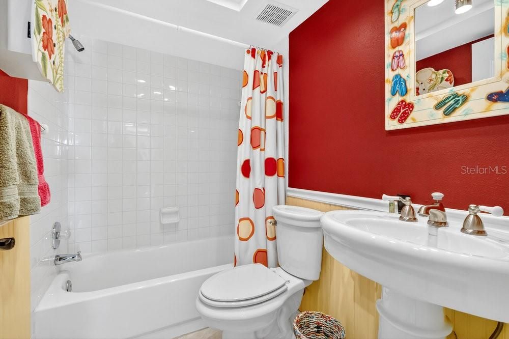 For Sale: $399,000 (2 beds, 2 baths, 1250 Square Feet)