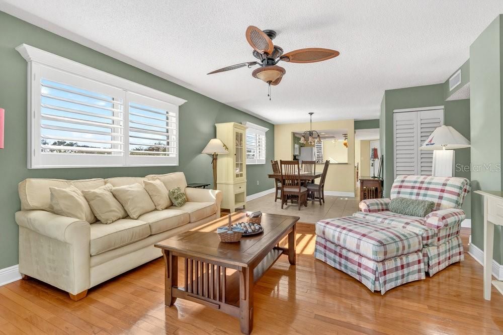 For Sale: $399,000 (2 beds, 2 baths, 1250 Square Feet)