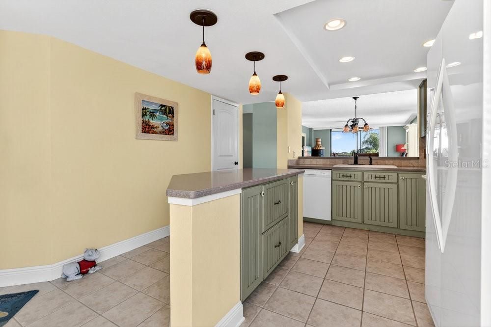 For Sale: $399,000 (2 beds, 2 baths, 1250 Square Feet)