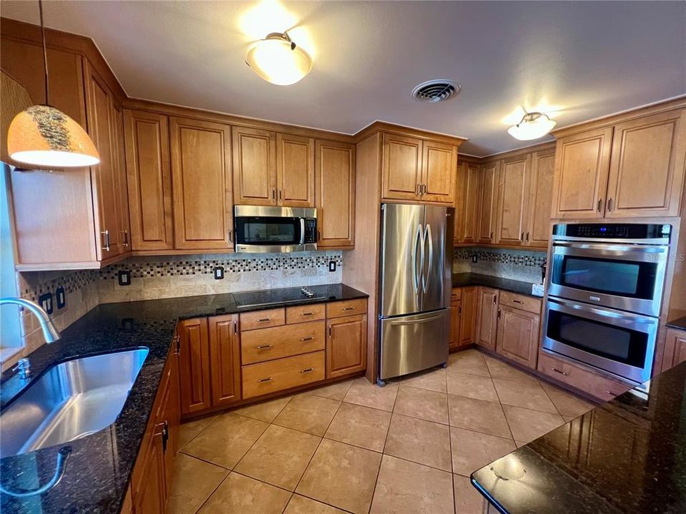 For Sale: $399,000 (2 beds, 2 baths, 1250 Square Feet)