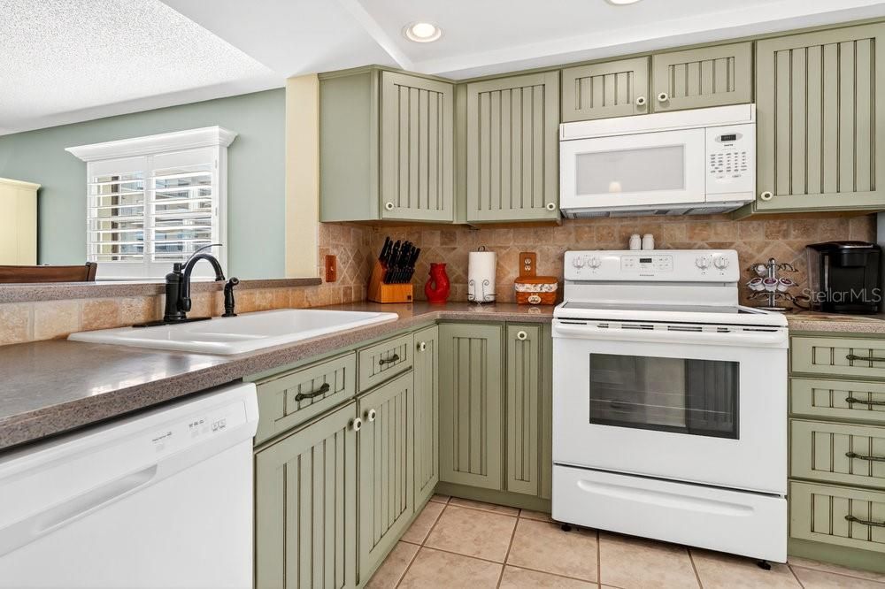 For Sale: $399,000 (2 beds, 2 baths, 1250 Square Feet)