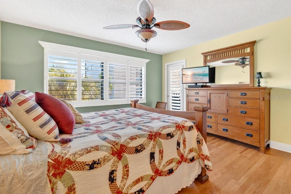 For Sale: $399,000 (2 beds, 2 baths, 1250 Square Feet)