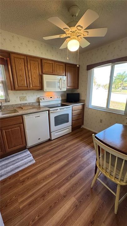 For Sale: $305,000 (2 beds, 2 baths, 1350 Square Feet)