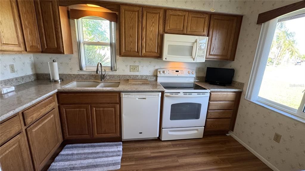 For Sale: $305,000 (2 beds, 2 baths, 1350 Square Feet)