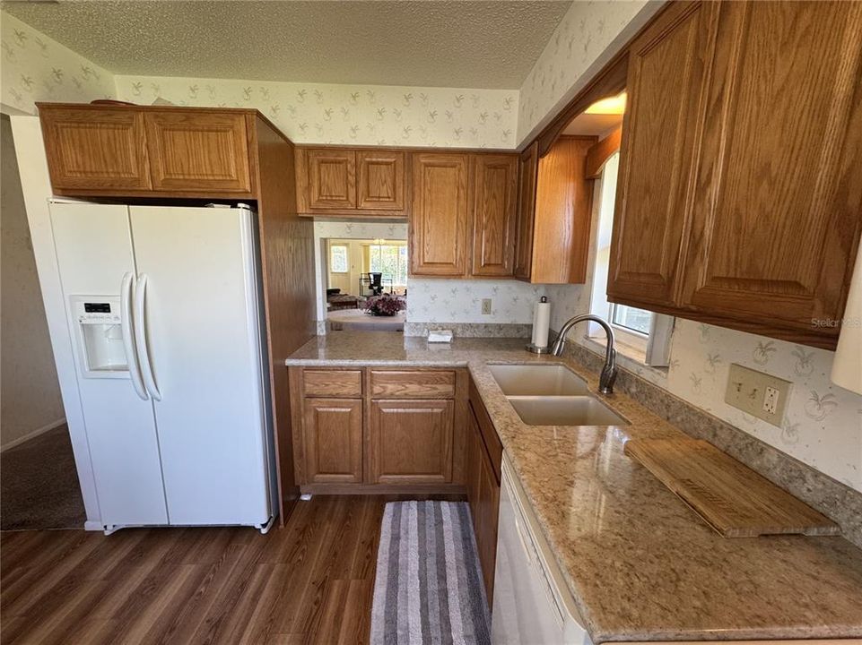 For Sale: $305,000 (2 beds, 2 baths, 1350 Square Feet)