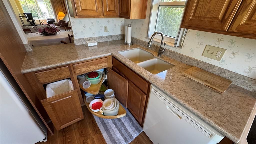 For Sale: $305,000 (2 beds, 2 baths, 1350 Square Feet)