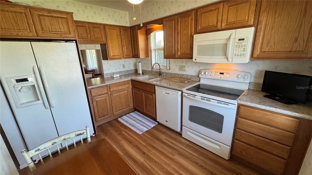 For Sale: $305,000 (2 beds, 2 baths, 1350 Square Feet)