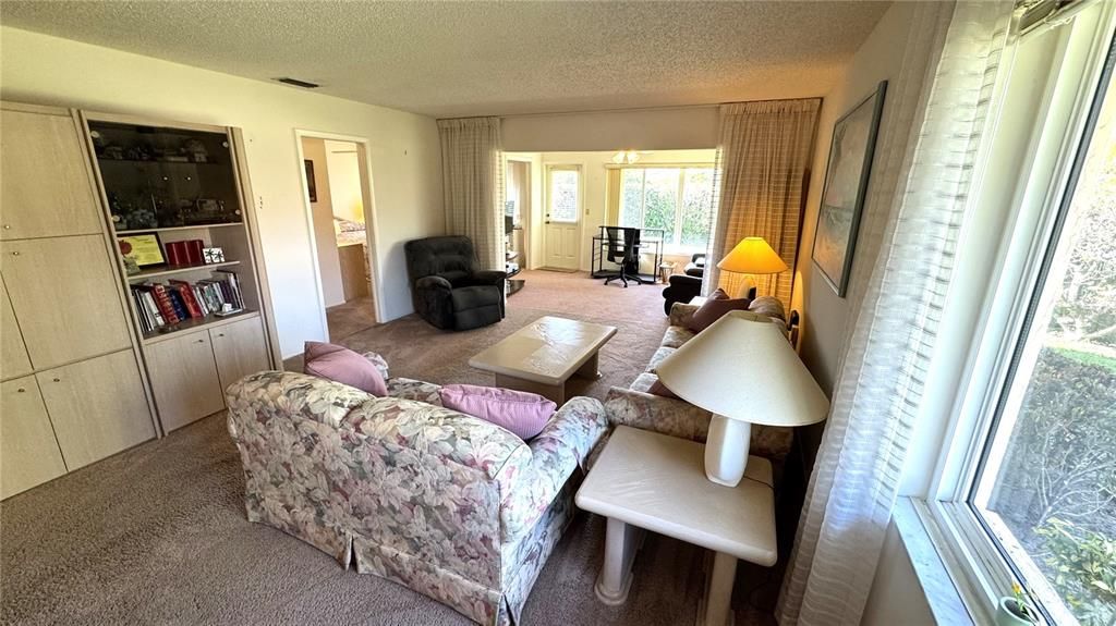 For Sale: $305,000 (2 beds, 2 baths, 1350 Square Feet)