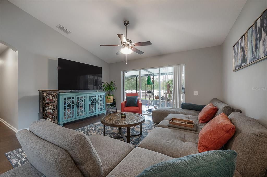 На продажу: $429,000 (4 спален, 2 ванн, 1956 Квадратных фут)