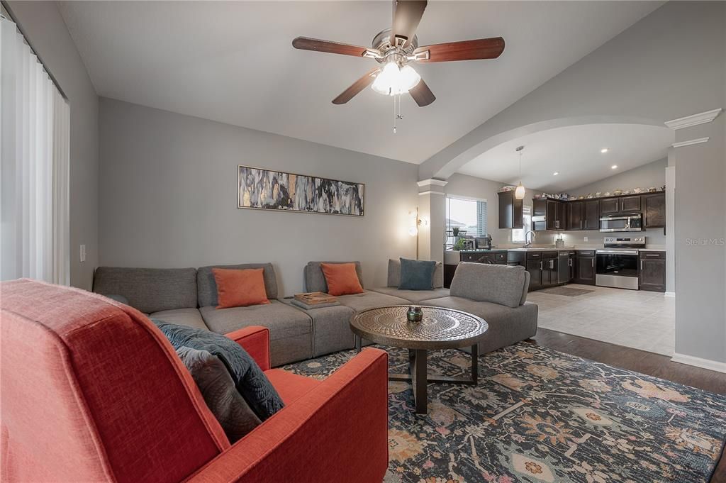 На продажу: $429,000 (4 спален, 2 ванн, 1956 Квадратных фут)