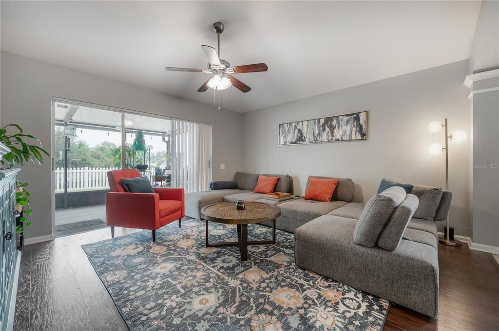 На продажу: $429,000 (4 спален, 2 ванн, 1956 Квадратных фут)