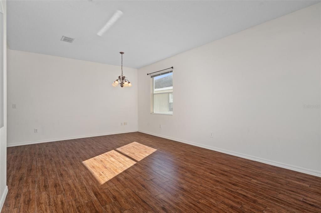 For Sale: $275,000 (3 beds, 2 baths, 1724 Square Feet)