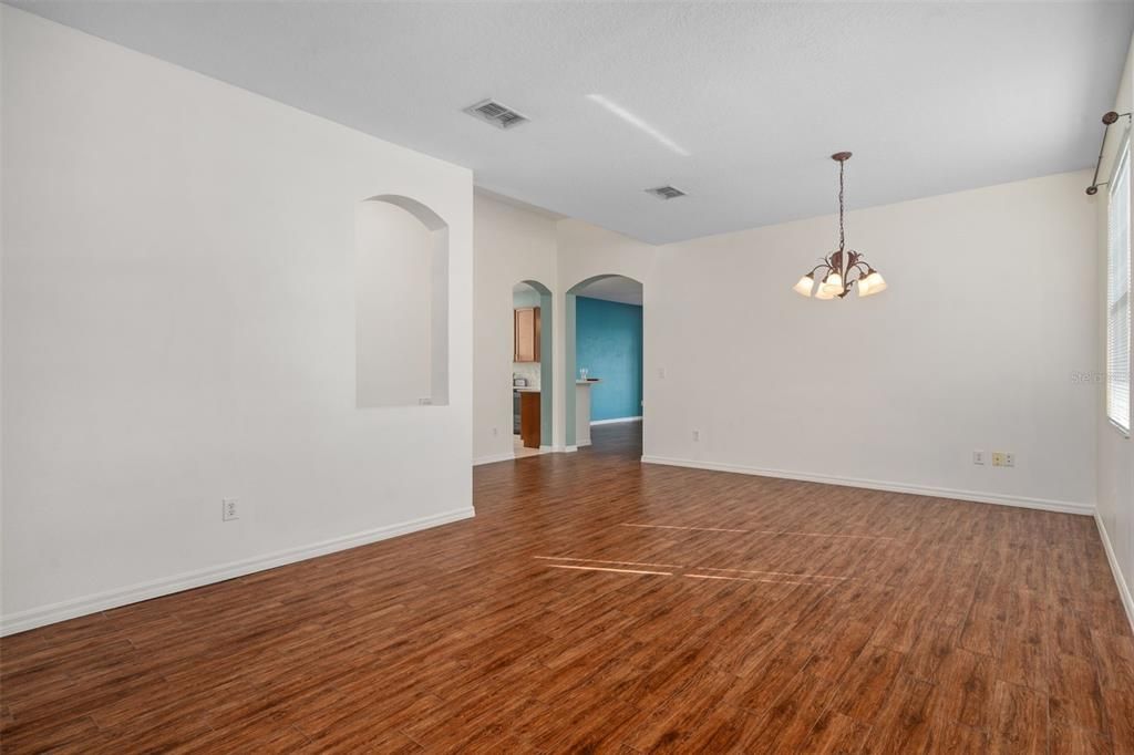 For Sale: $275,000 (3 beds, 2 baths, 1724 Square Feet)