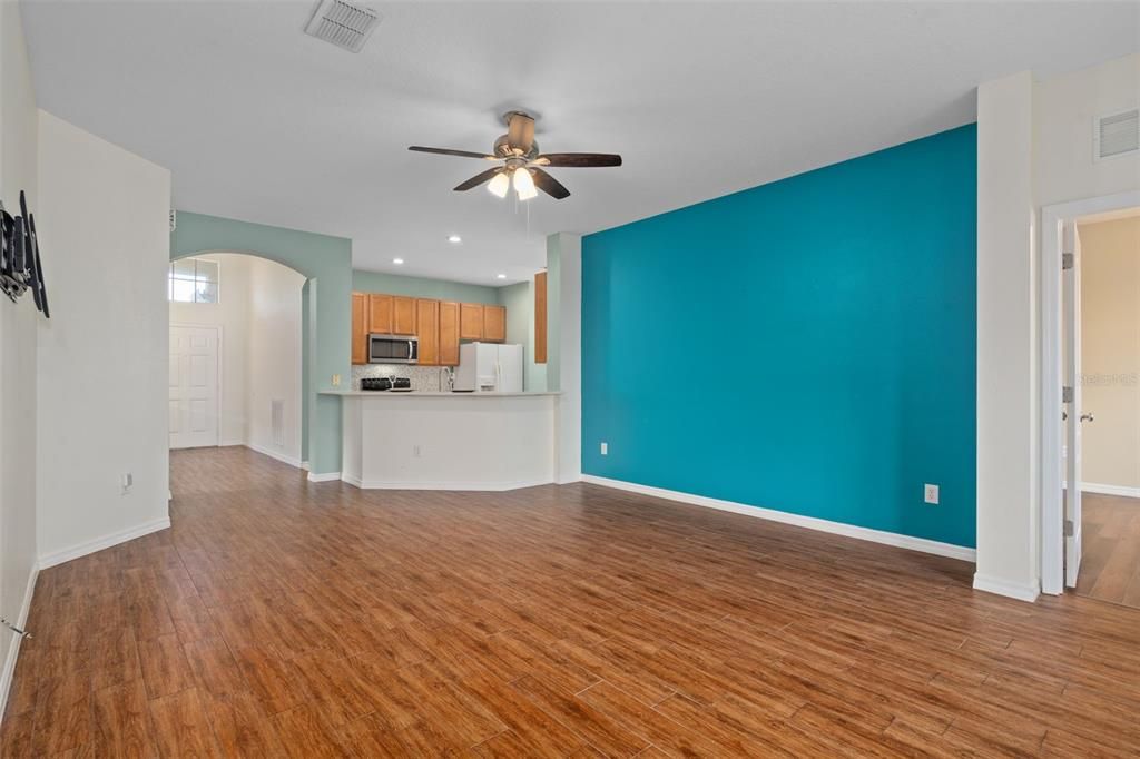 For Sale: $275,000 (3 beds, 2 baths, 1724 Square Feet)