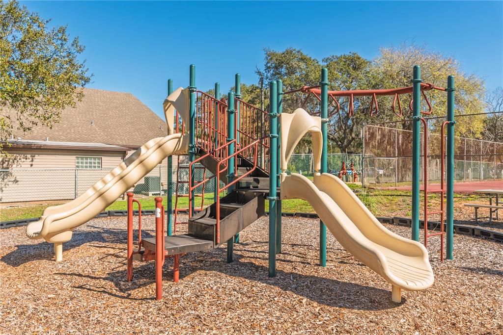 На продажу: $330,000 (4 спален, 3 ванн, 1983 Квадратных фут)