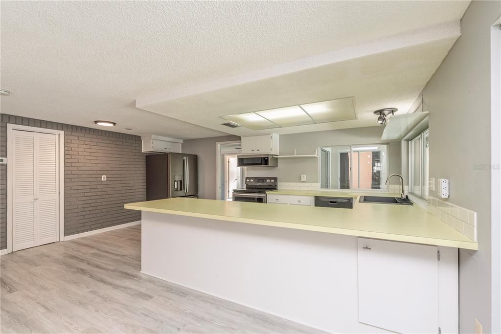 На продажу: $330,000 (4 спален, 3 ванн, 1983 Квадратных фут)