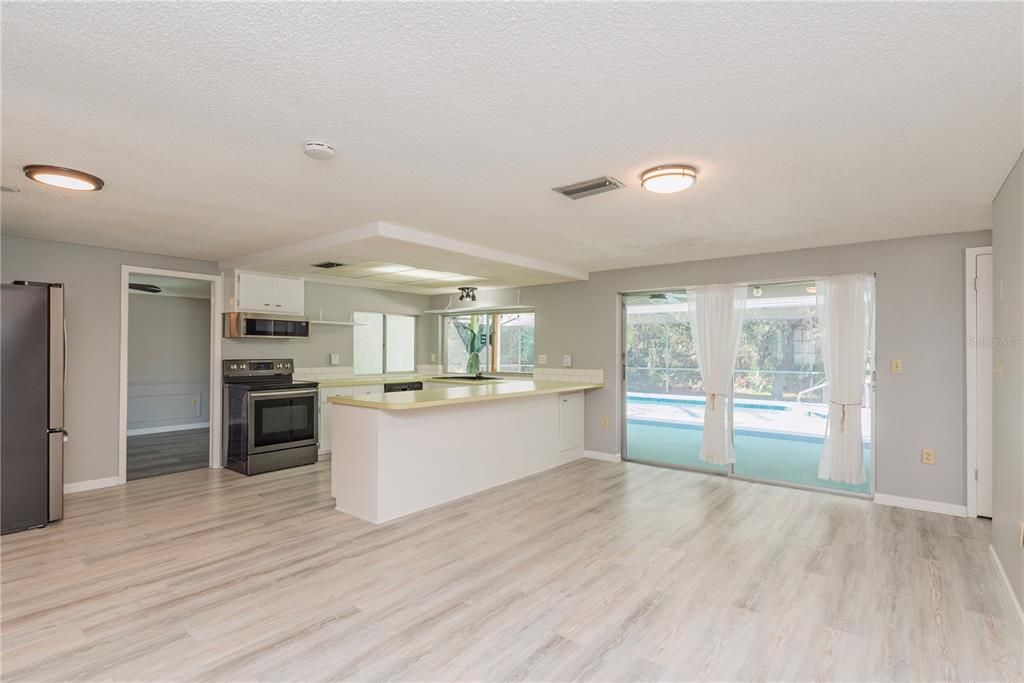 На продажу: $330,000 (4 спален, 3 ванн, 1983 Квадратных фут)