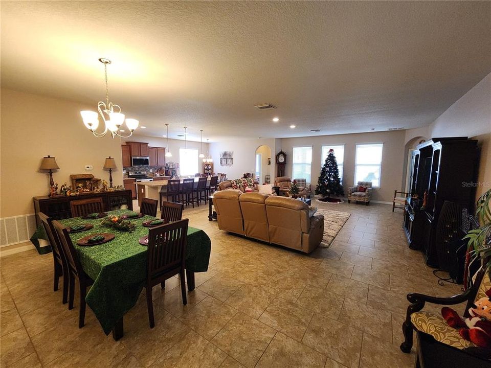 En Venta: $445,000 (4 camas, 3 baños, 2345 Pies cuadrados)