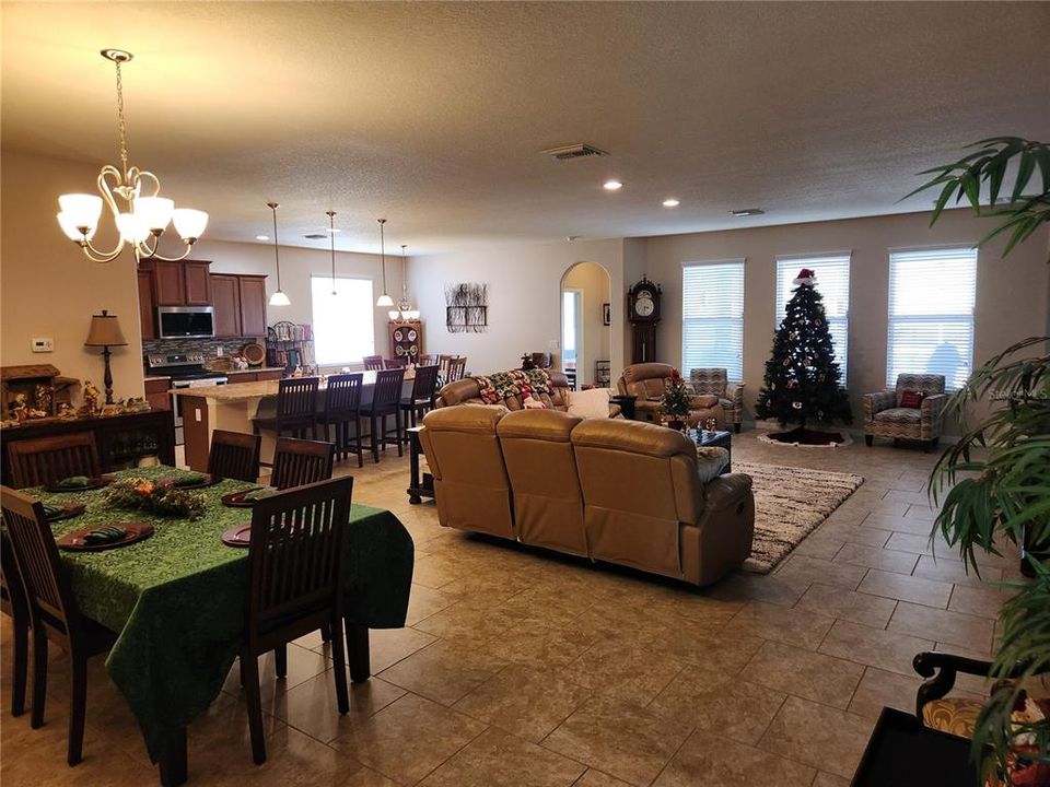 En Venta: $445,000 (4 camas, 3 baños, 2345 Pies cuadrados)