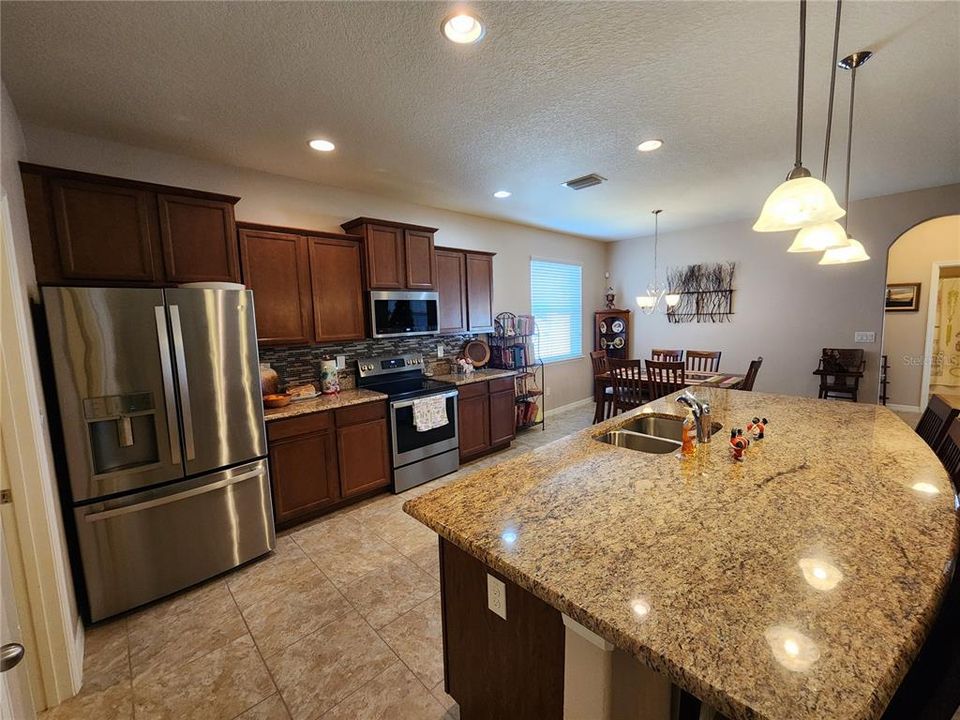 En Venta: $445,000 (4 camas, 3 baños, 2345 Pies cuadrados)