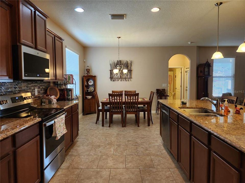 En Venta: $445,000 (4 camas, 3 baños, 2345 Pies cuadrados)