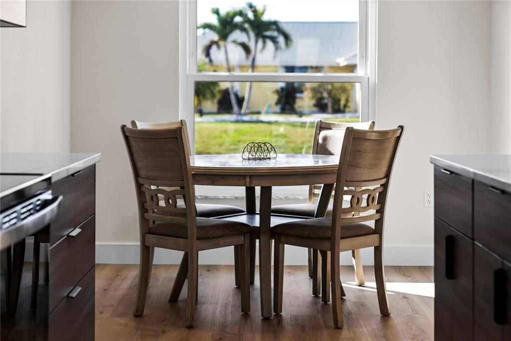 For Sale: $299,900 (2 beds, 2 baths, 1273 Square Feet)