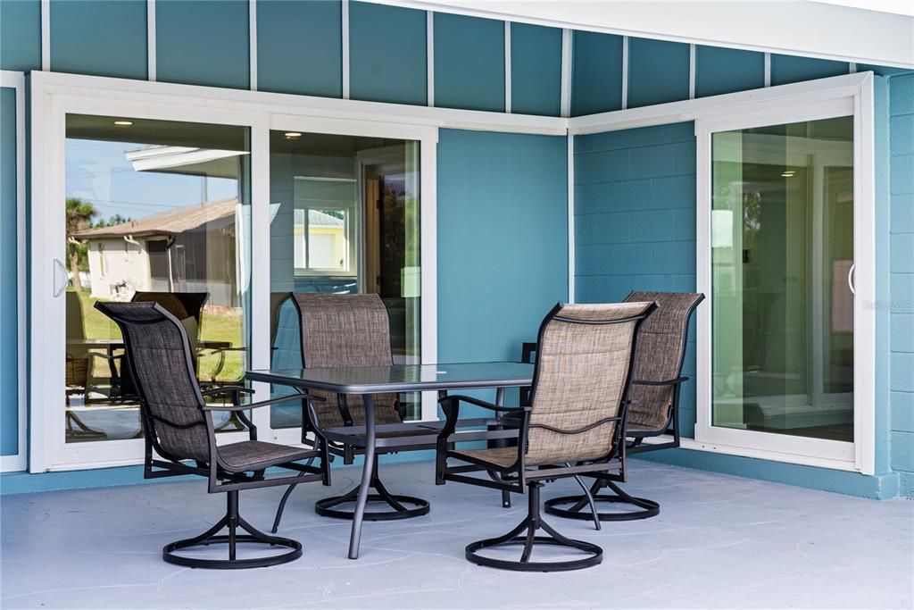 For Sale: $299,900 (2 beds, 2 baths, 1273 Square Feet)