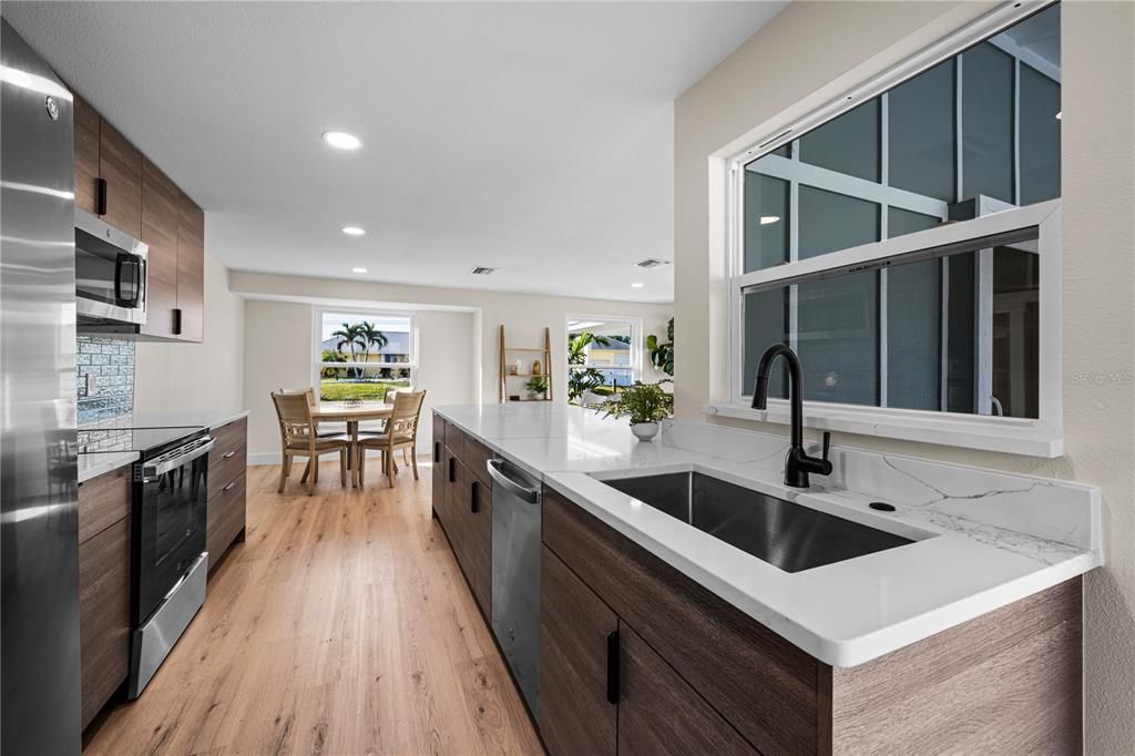 For Sale: $299,900 (2 beds, 2 baths, 1273 Square Feet)