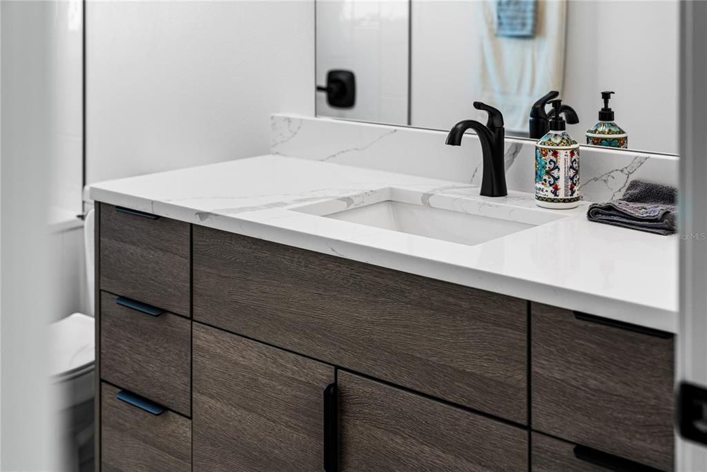 For Sale: $299,900 (2 beds, 2 baths, 1273 Square Feet)